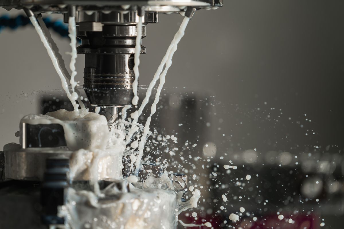 Fräser unter Kühlschmierstoff-Flut in einer CNC-Maschine