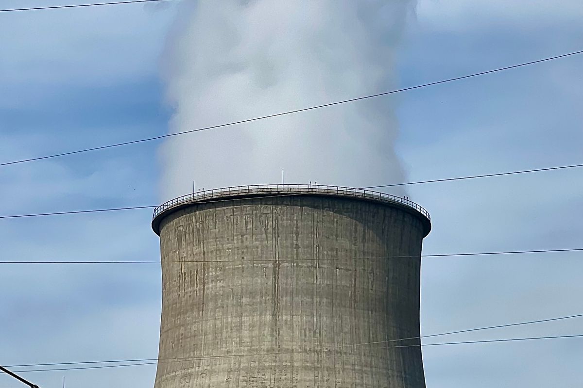 Industrieller Kühlturm mit aufsteigendem Wasserdampf